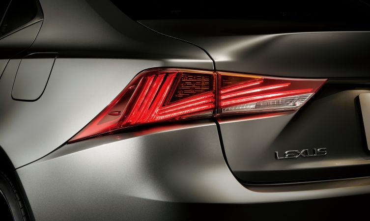 2017-lexus-is-rear-lenses