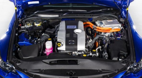 Lexus IS 300h engine bay
