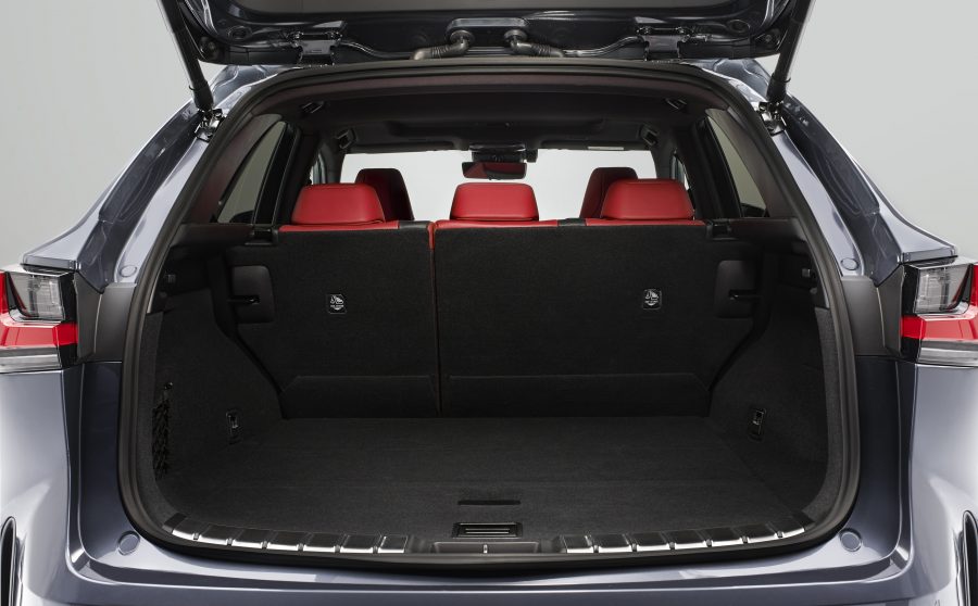 Lexus plig-inhybrid boot space